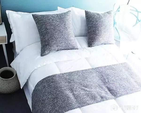 终于知道酒店床尾那块布干什么用了!也有人用