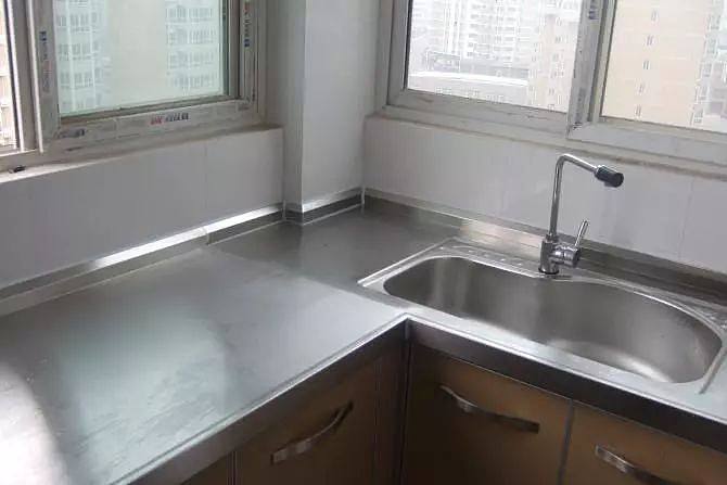 “用了6个月石英石差点后悔哭！拆掉换不锈钢后，我家厨房变‘耐造战神’，这些坑你一定也踩过”