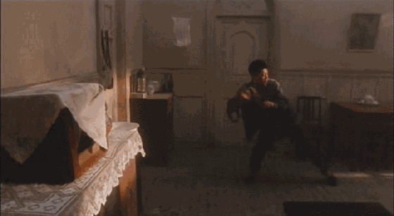 有了电                    摆放一家人可坐一起的沙发▼