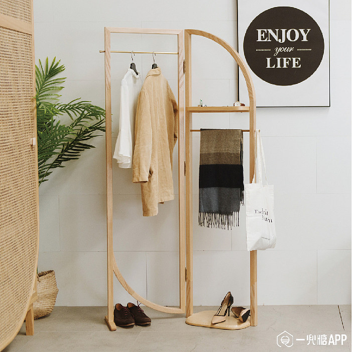 屏风衣架_男生跪衣架的照片