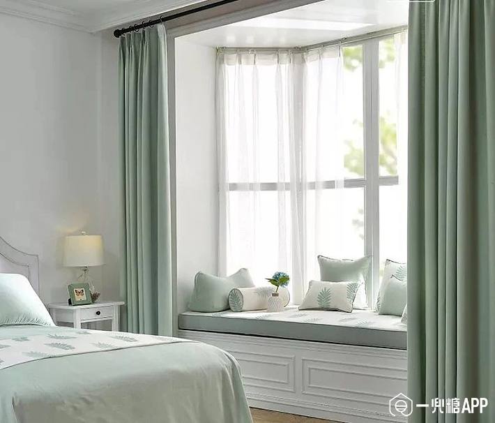 飘窗的窗帘挂法多样,较大的飘窗可以在内部搭配窗帘,既节省窗帘