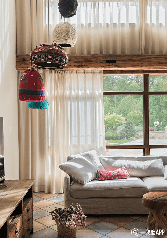 沙发靠窗,也是完全可以的,背后装上纱帘,形成天然的装饰.