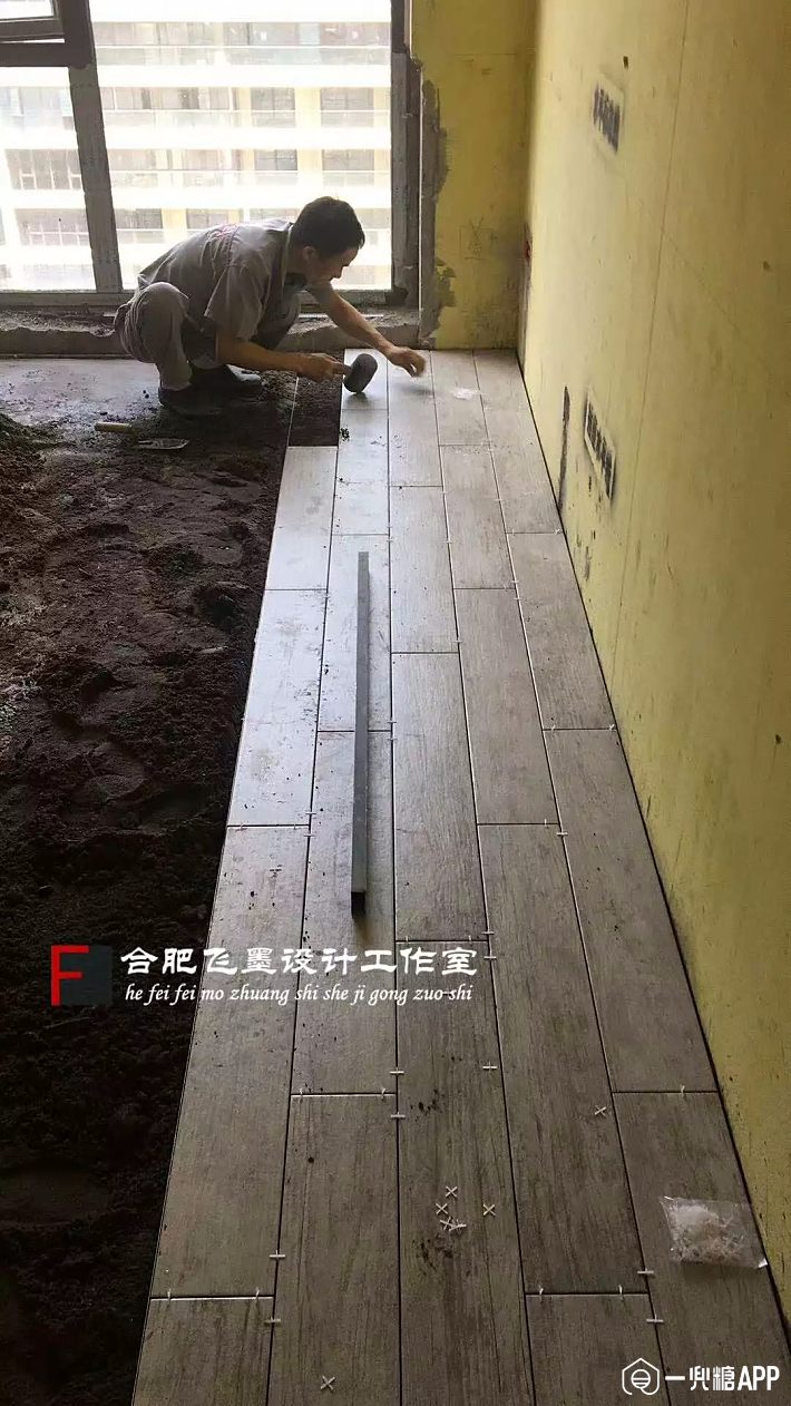飞墨君建议竖着贴,从进门方向竖着三七分或是二八分,延长了空间,视觉