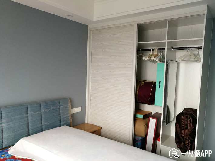 装修中大衣柜的门是用移门还是开门?