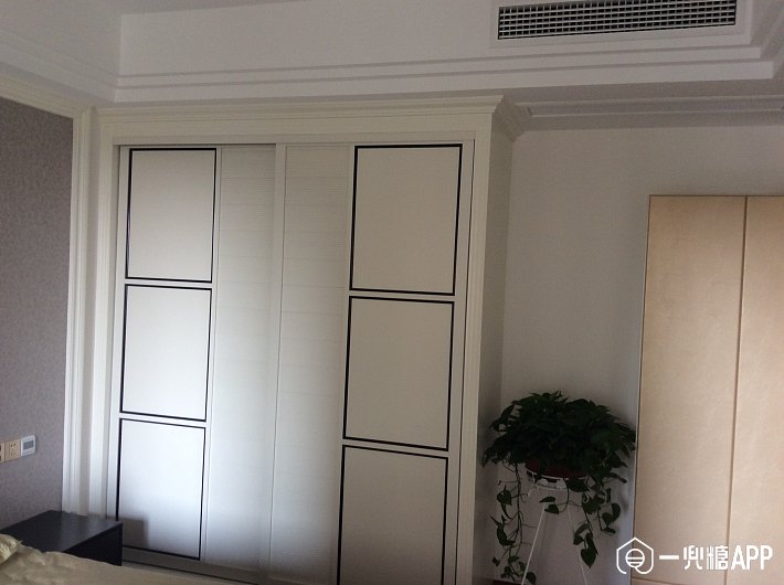 装修中大衣柜的门是用移门还是开门?