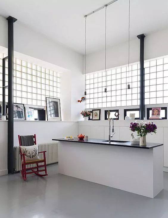 这个厨房也多方位采用了玻璃砖,采光极佳(图片来自网络)