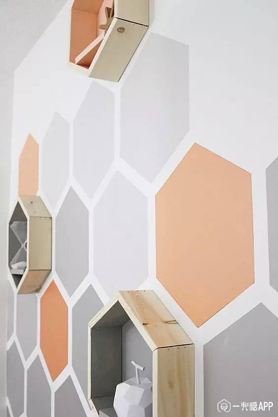 说到墙面装饰,我们大多想的都是挂画,其实乳胶漆能做出更高级的装饰