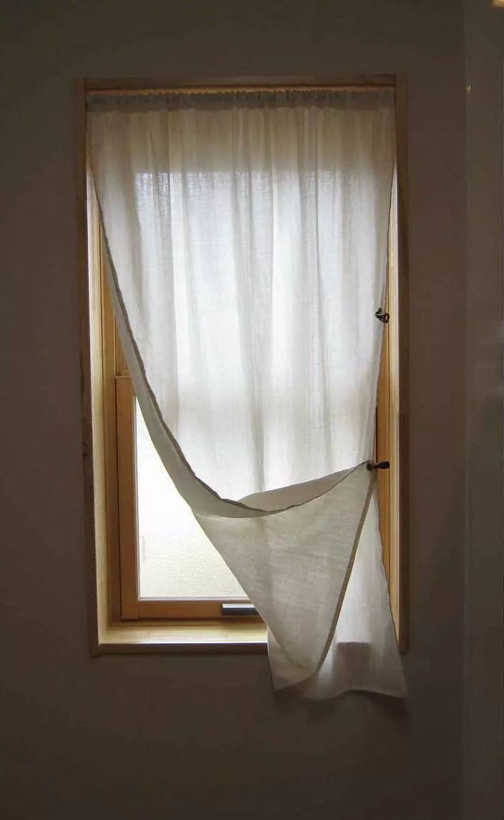 你家的窗帘又笨重又有塑料味吗?赶紧扔了吧