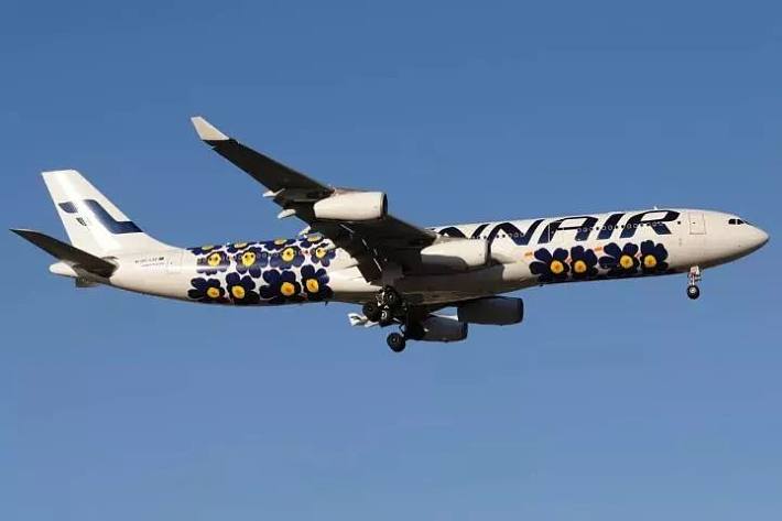 为庆祝unikko图案诞生50年,2014年marimekko公司跟芬兰航空合作推出了