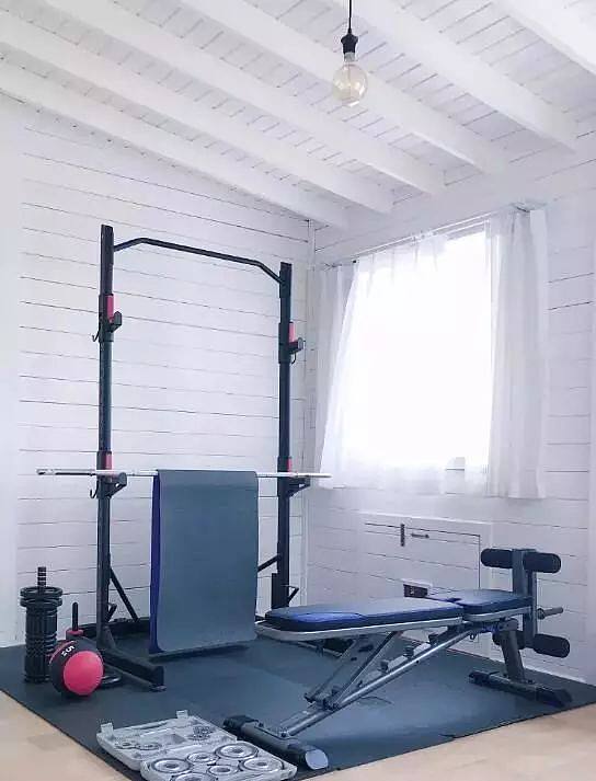 在客厅空出一片健身区,看剧的时候动一动,扭一扭,一不留神就有了好