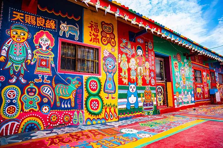 96岁老人画出一座"彩虹村"成ins打卡圣地,被誉为"台湾毕加索"!