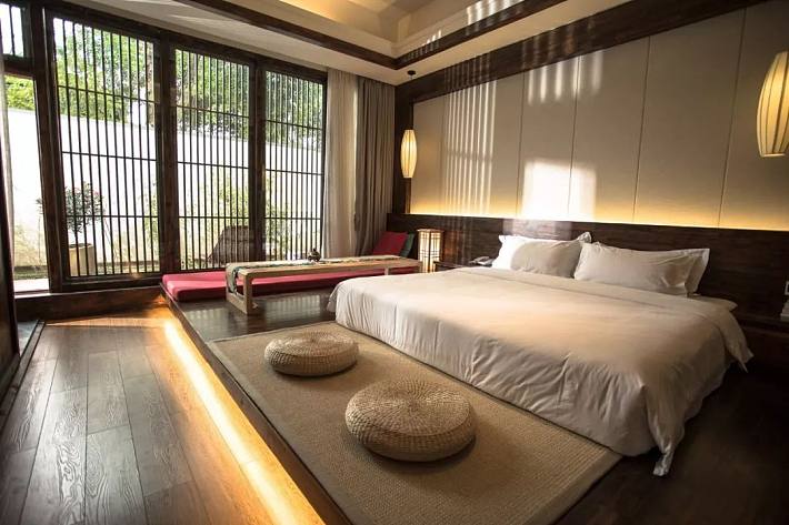 他逃离喧嚣,放弃经营20年的餐厅,在11位皇帝到过的