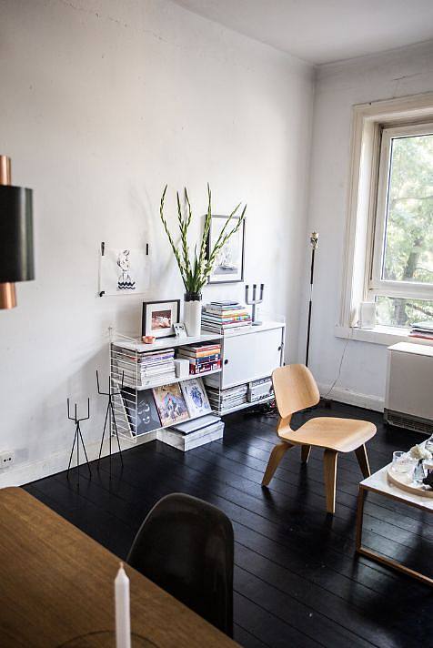 黑色地板的一居小公寓,如何靠软装提亮空间?