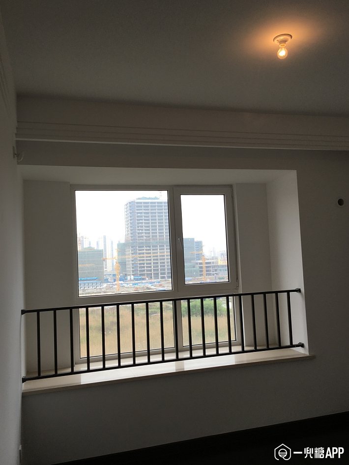 卧室飘窗因为栏杆遮挡利用率也不高,不知道开放商的用途是什么,安全吗