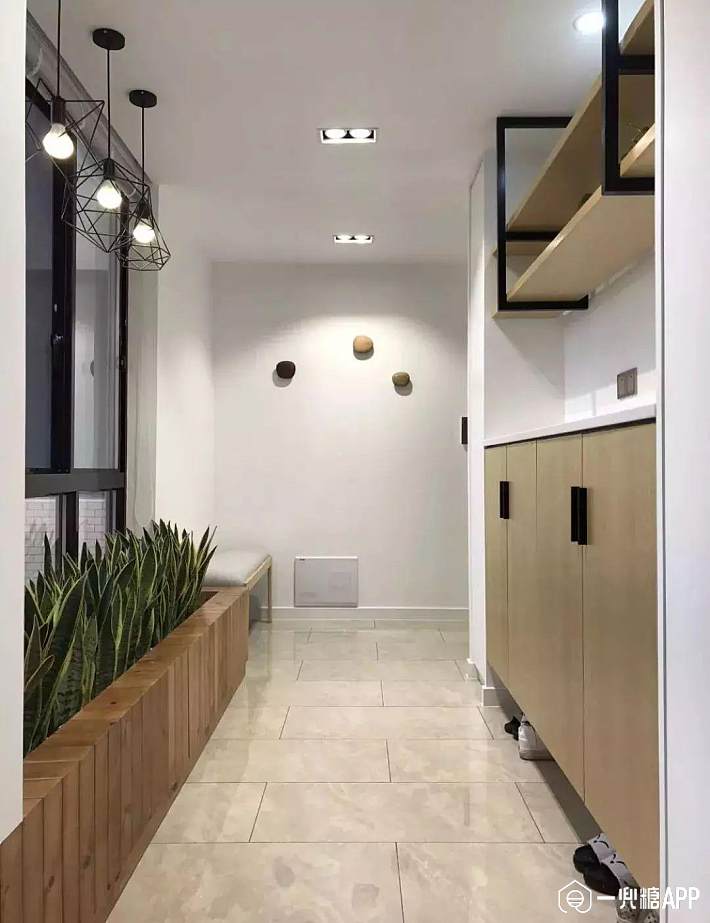 装修吊顶的统一,又不会太过于华丽喧宾夺主且能起到照明作用的筒灯是