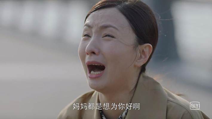 把家装修成"监狱,单亲妈妈用母爱把学霸女儿逼到跳河,这部年度爆剧