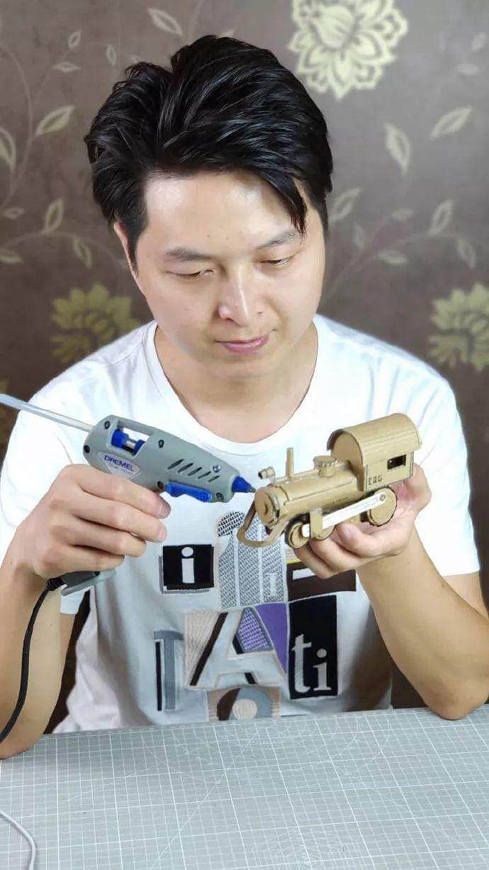 中国爸爸"变废为宝",用废纸板亲手为女儿制作玩具!获赞100w !