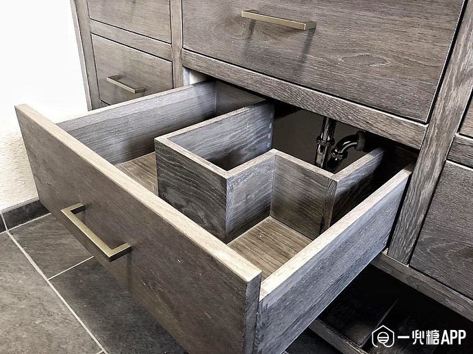 (图片来源:网络) 水槽下面有落水管,这种异形的抽屉设计可以避开下水
