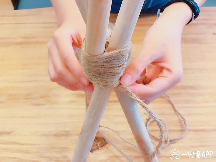 再将第三根圆木棒绑上去,同样麻绳一定要绑紧.