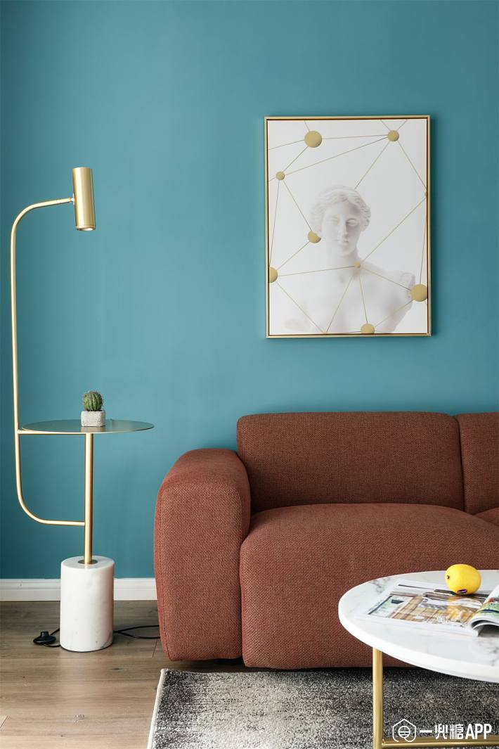 合肥飞墨设计师 的设计中,餐厅的蓝色多瑙河墙面原本是平静轻和的气氛