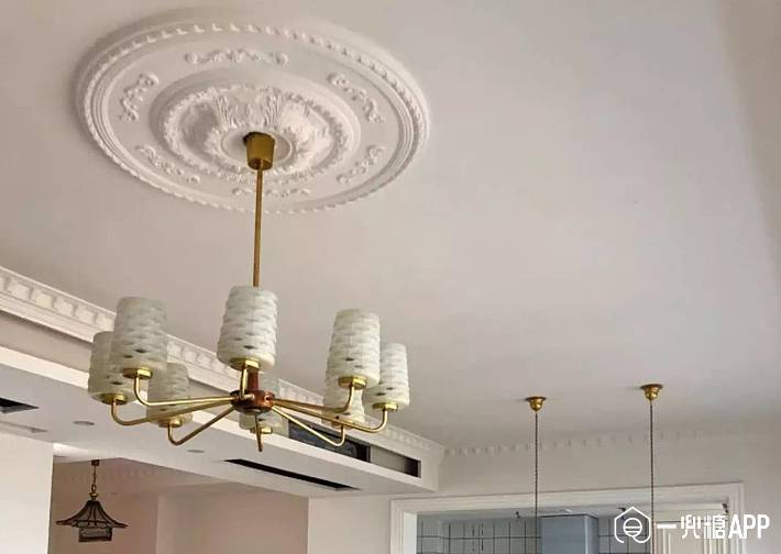 客厅吊顶的石膏线和灯盘的款式,复古范儿立马就有了.