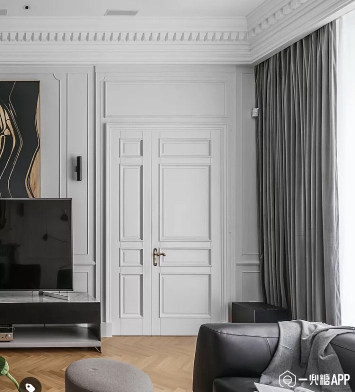 利用墙面线条丰富空间      太阳线是一种常见的装饰材料,它有很多种